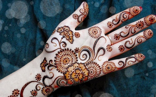 9 Special Mehndi Designs for Karwa Chauth Festival 2020