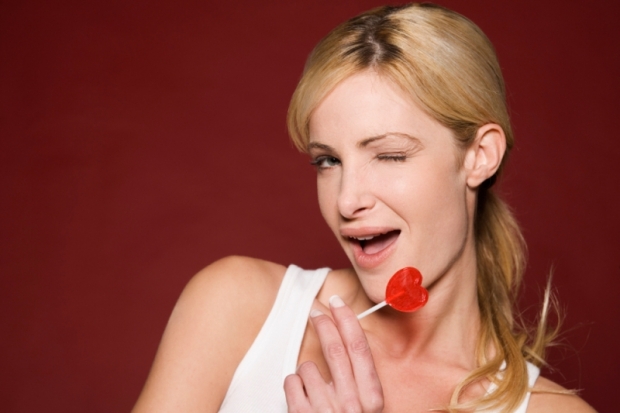 5 Time-Tested Flirting Tricks for Girls